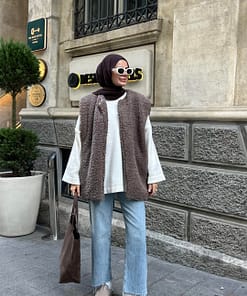 Dames bodywarmer gecombineerd met lichte outfit – Pure Modesty