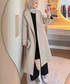 Modest lange jas beige met oversized pasvorm en tailleceintuur